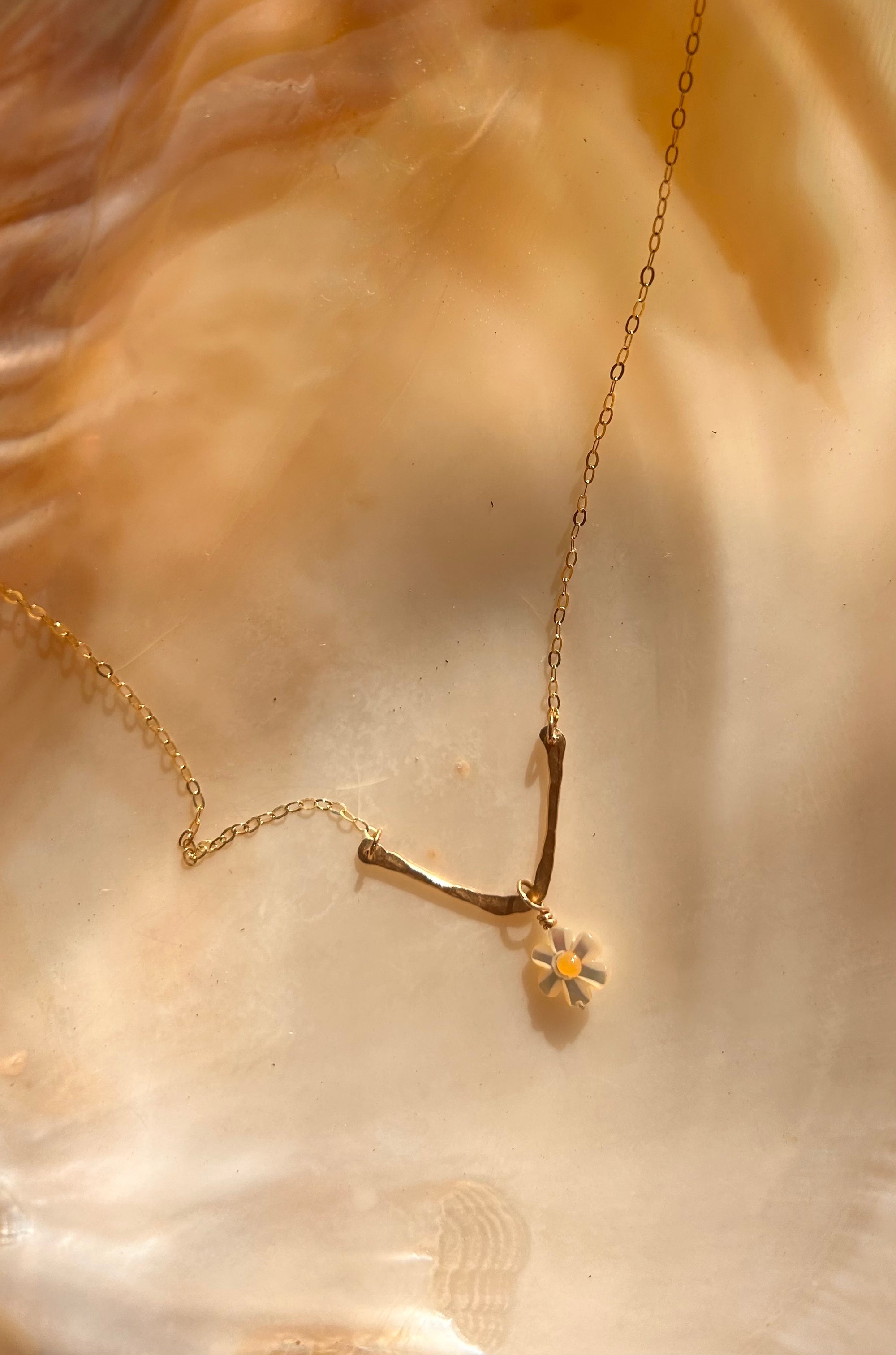 Daisy Horse Shoe Necklace