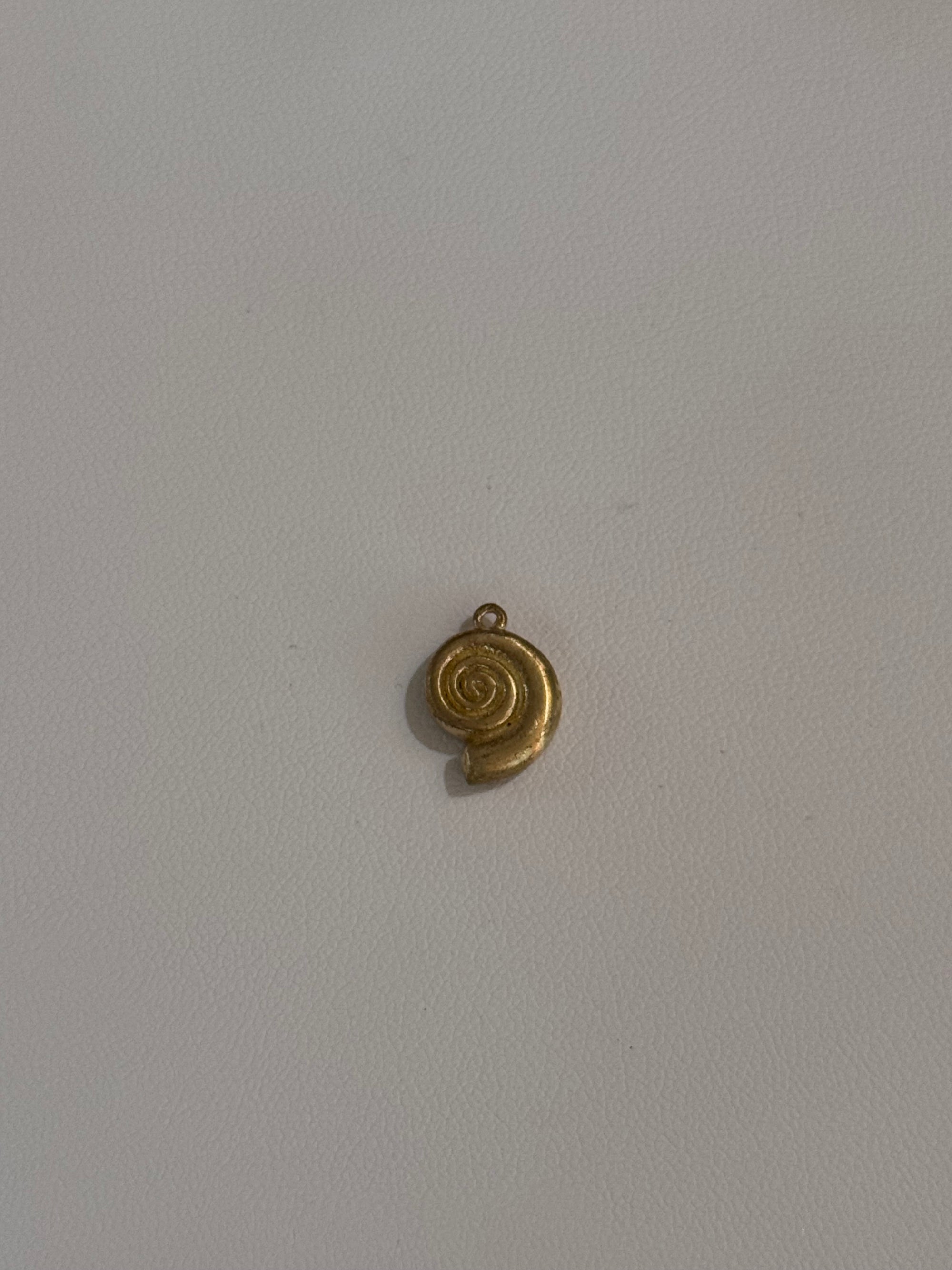 SEA SHELL CHARM small