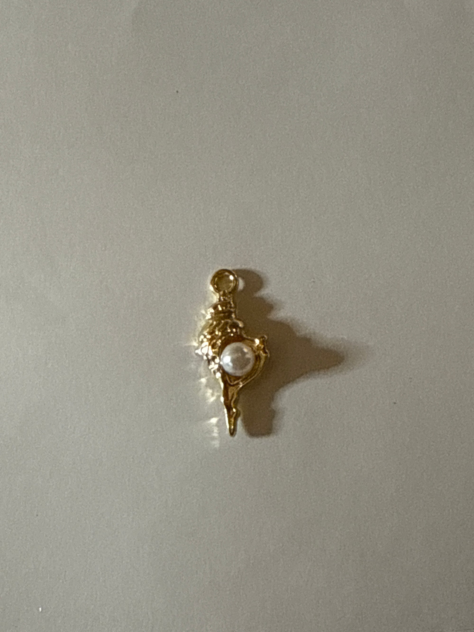 CONE SEASHELL WITH PEARL CHARM